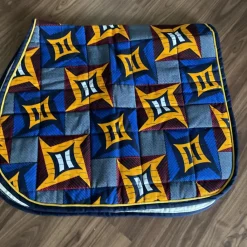 Ensemble composé d’un tapis, d’un bonnet et d’un sac de pansage*- Marque inconnue -