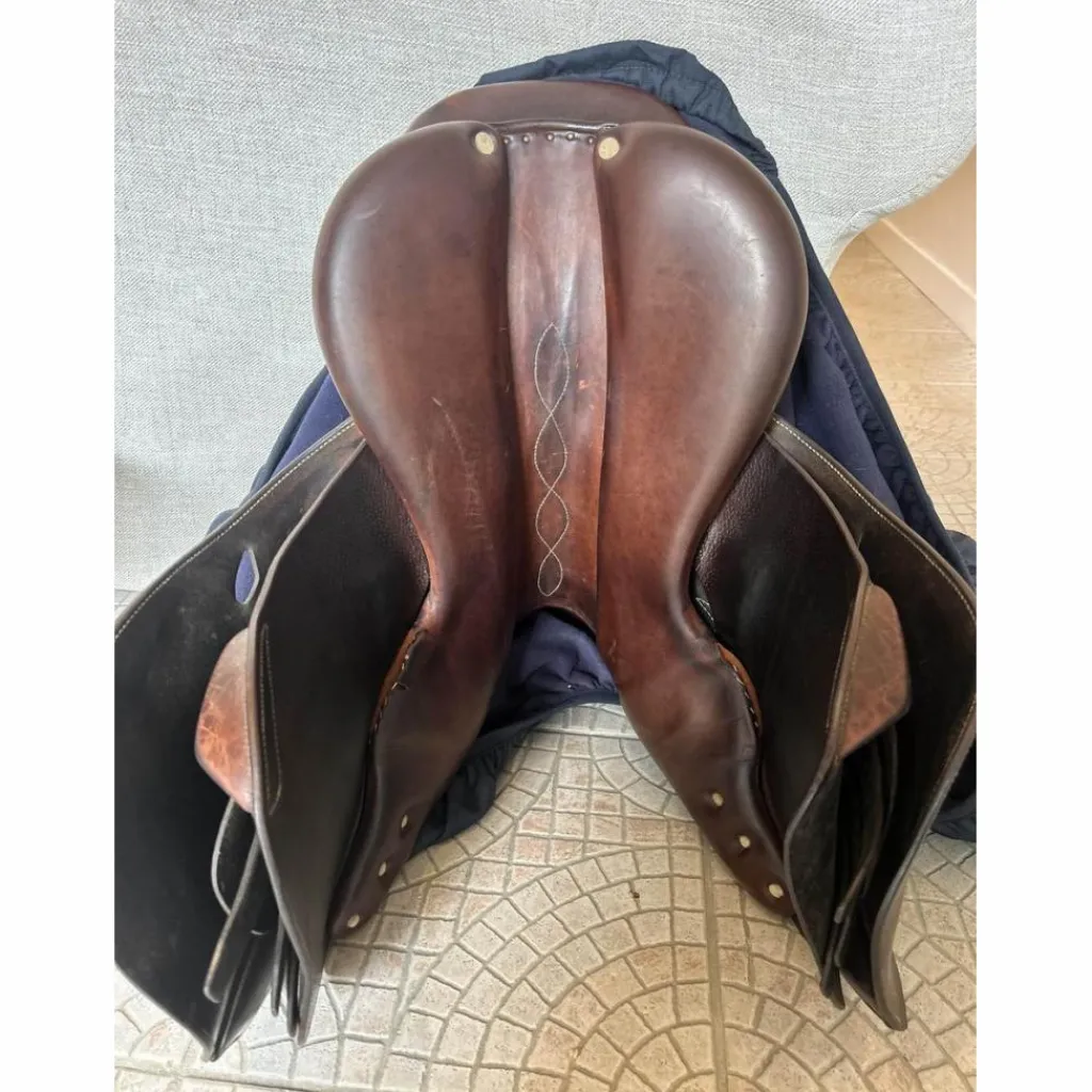 Antares Selles D'Obstacle>selle close contact
