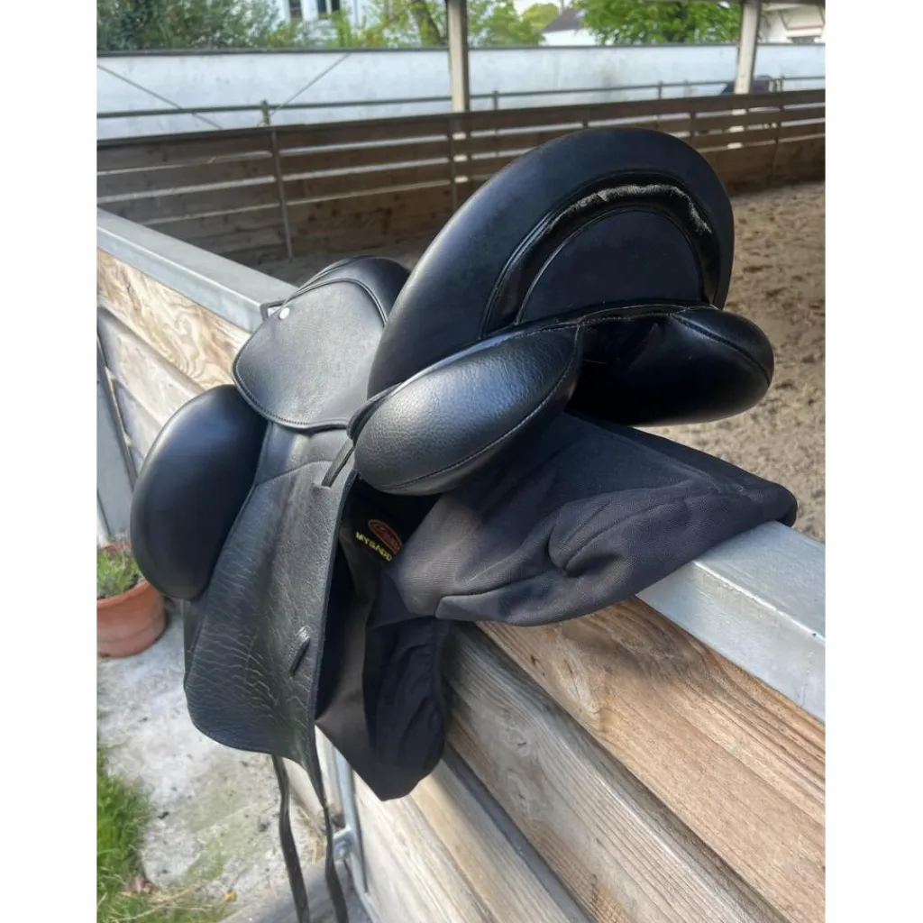 Selle de dressage 17,5*Custom Saddlery Hot