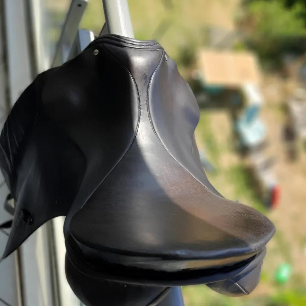 - Marque inconnue - Selles De Dressage>Selle de dressage et bride en cuir noir