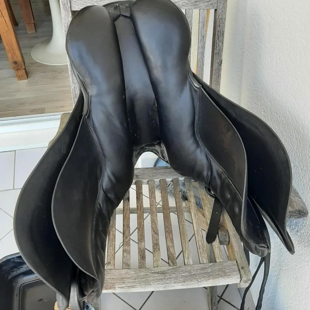- Marque inconnue - Selles De Dressage>Selle de dressage et bride en cuir noir