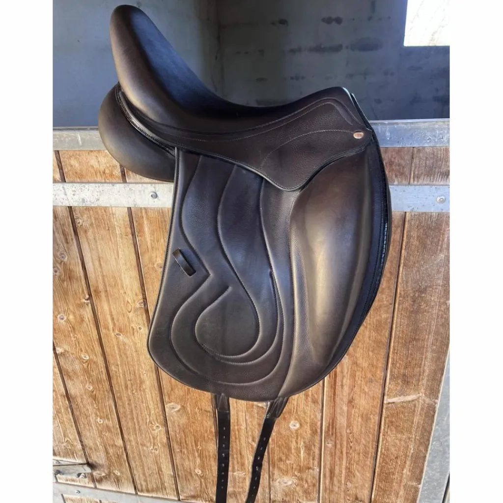 Selle de dressage noire 2022*- Marque inconnue - Hot