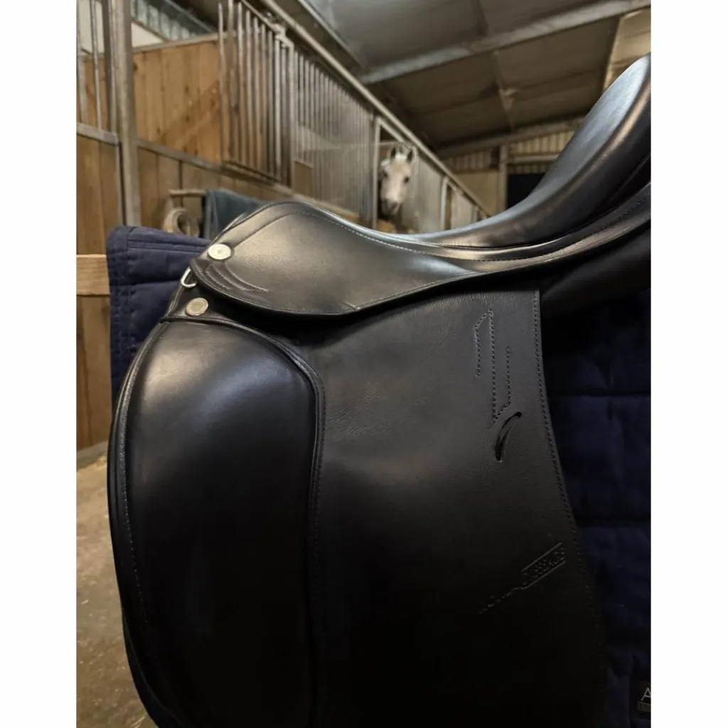 Selle de dressage 17p noire*Prestige Outlet
