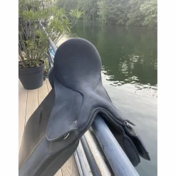 Selle de dressage synthétique 17 pouces*Kramer Outlet