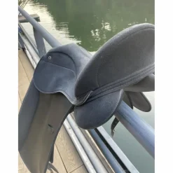 Selle de dressage synthétique 17 pouces*Kramer Outlet