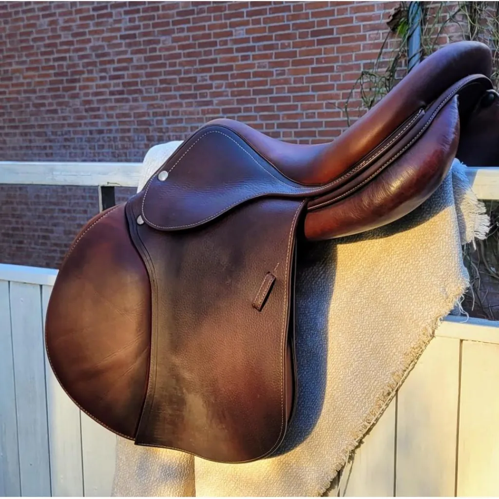 Renaissance Selles D'Obstacle>Selle modèle M — État excellent, matelassures laine ajustable