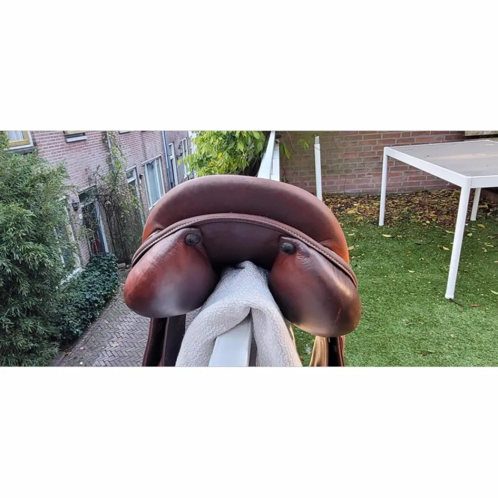 Renaissance Selles D'Obstacle>Selle modèle M — État excellent, matelassures laine ajustable