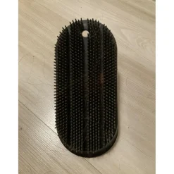 Étrille en plastique noire*